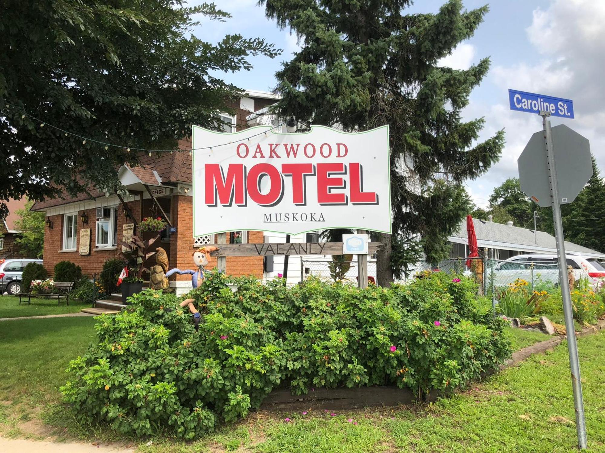 Oakwood Motel Gravenhurst Exterior photo