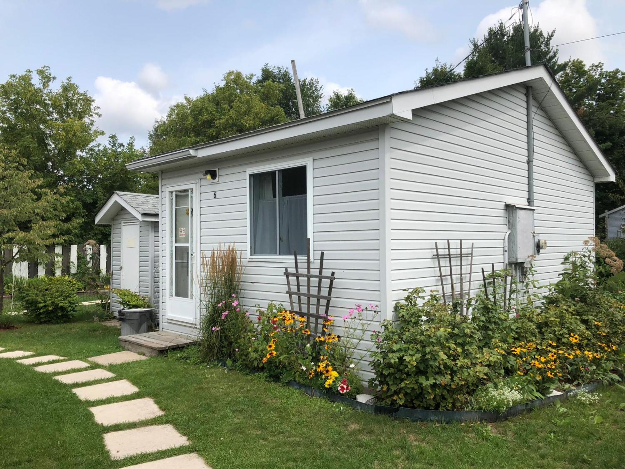 Oakwood Motel Gravenhurst Exterior photo