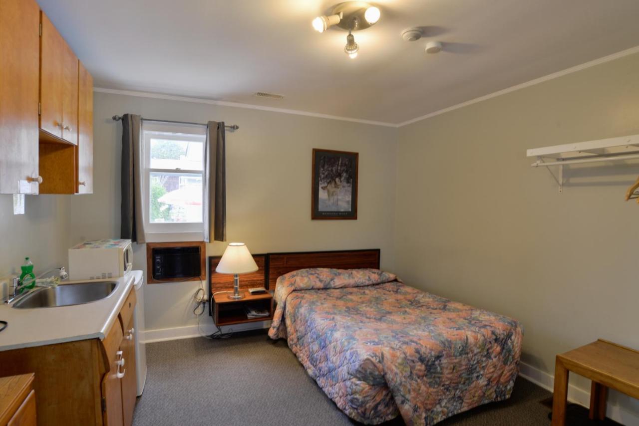 Oakwood Motel Gravenhurst Room photo